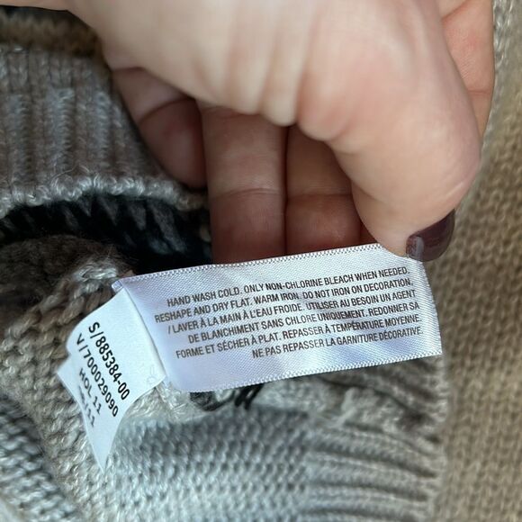 NWT Old Navy Gray and Black Sequin Knit Sweater. Size Medium - Picture 5 of 8